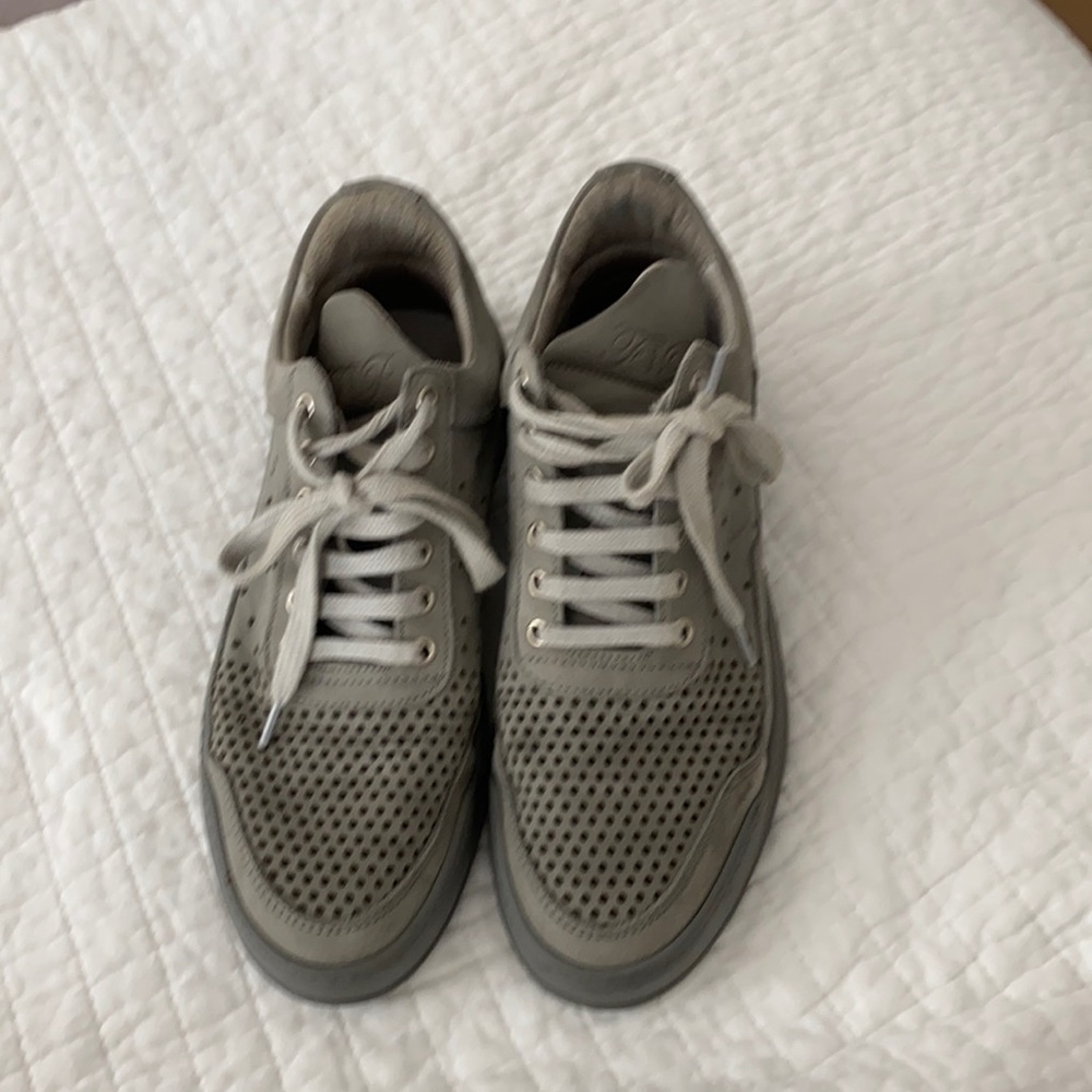 Women’s grey sneaker